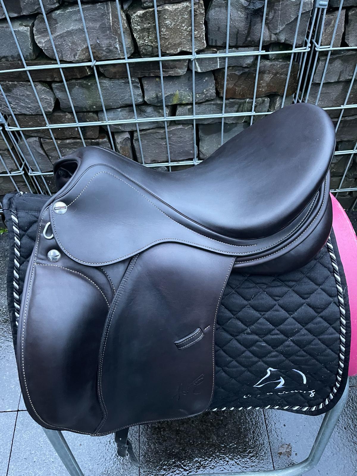 Erreplus Adelinde 17“ Dunkelbraun Dressursattel – Pferdesattel Shop