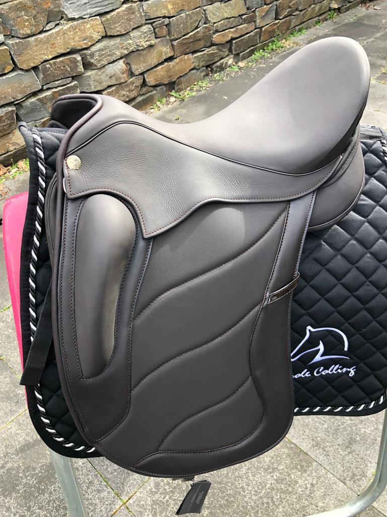 Sommer Tosca 17,5" Mocca  Lack Dressursattel [NEU]