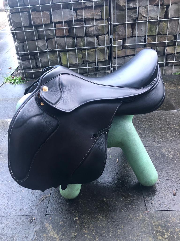 Sommer Aventus 17,5" Schwarzer Springsattel